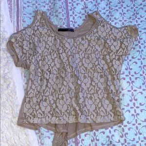 Laced top, open on the shoulders